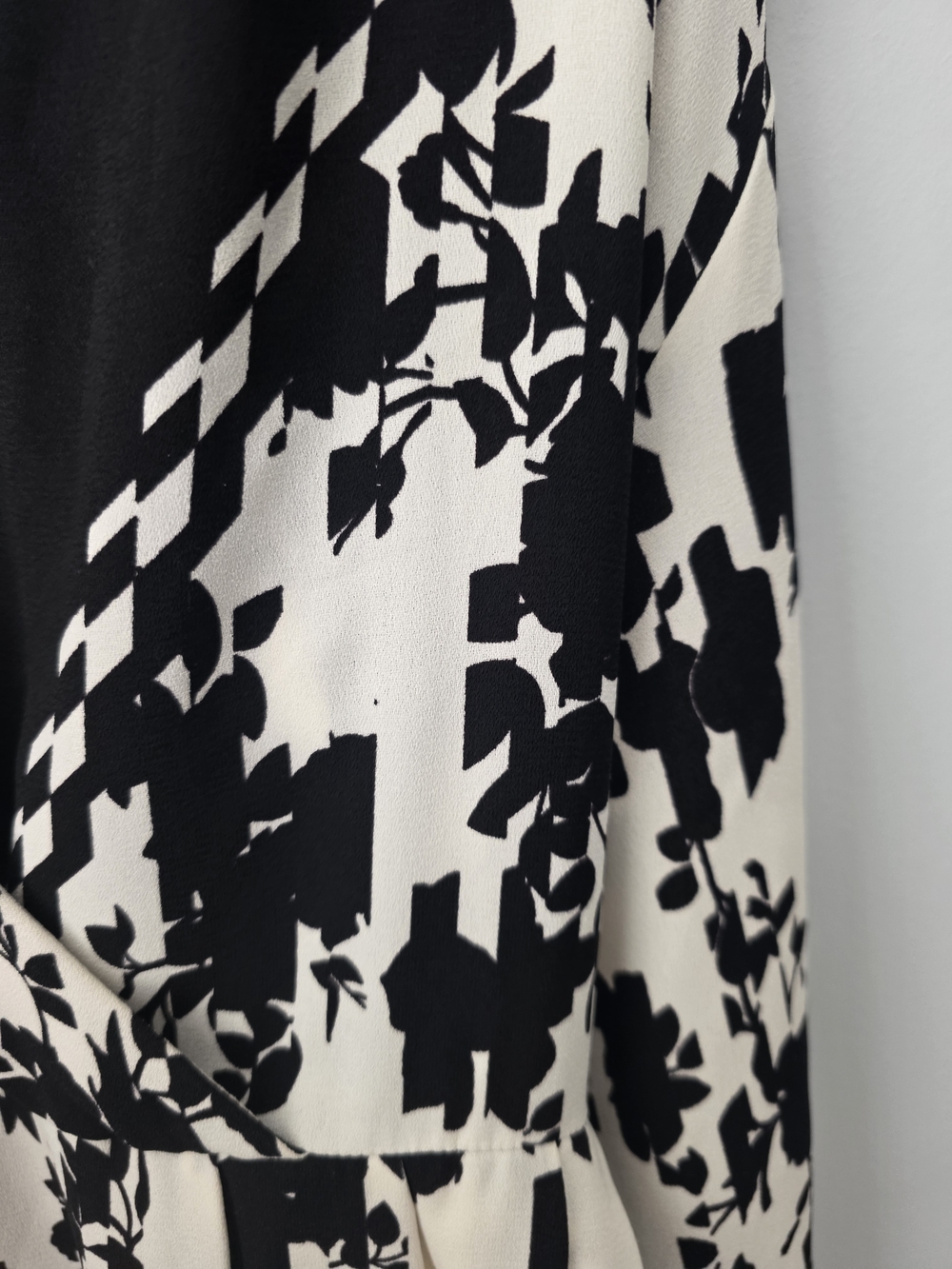 Cabi Black & White Floral V-Neck Dress Size Medium 3/4 sleeve - Picture 6 of 15